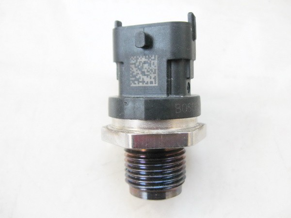 Датчик давления топлива (рампы) Cummins DCEC, ЯМЗ-650 (Bosch 0281006112)